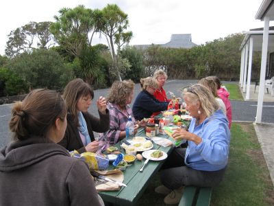 Kiwi picnic in Opononi