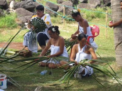Rapa Nui Women make baskets