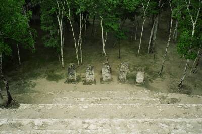 Fnf Hter vor Tempel in Calakmul